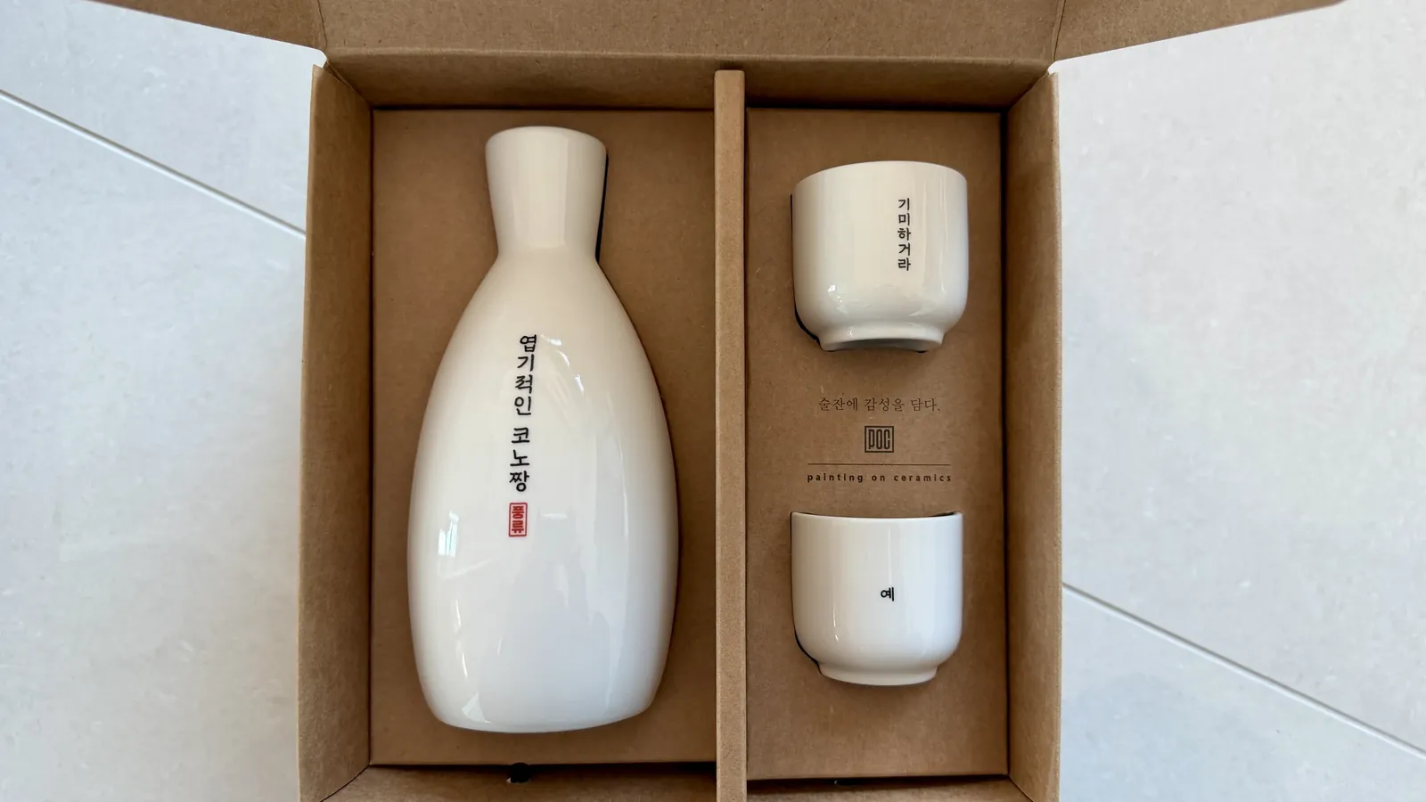 Liquor bottle and cups engraved with the channel name Konojjang and its catchphrases