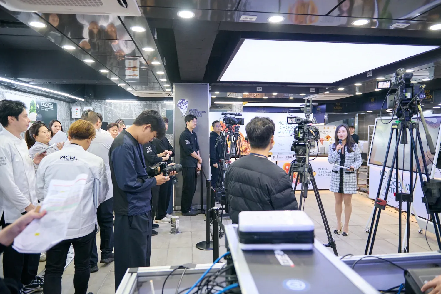 경연장 안의 유튜브 라이브 중계 데스크와 카메라